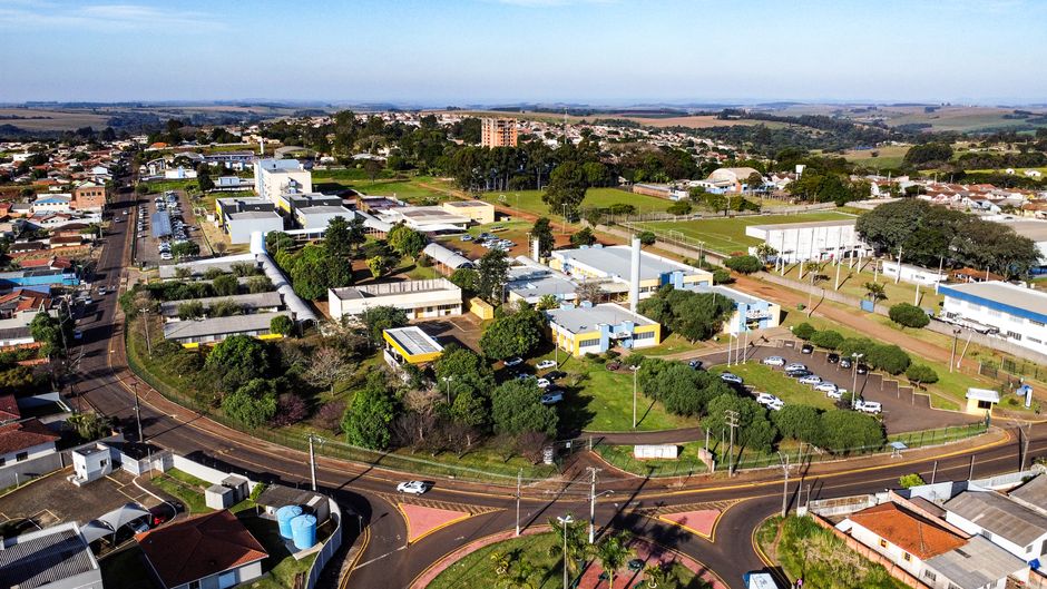Aerial view of a university campus in Apucarana, Paraná, Brazil, showcasing academic buildings and surrounding landscape.