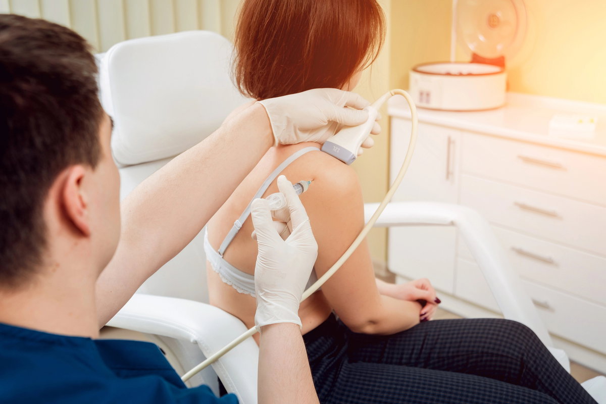 Infiltração articular do ombro: procedimento, medicamentos e recuperação