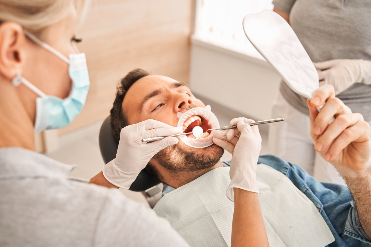 Retração gengival: causas, sintomas e quando procurar um dentista