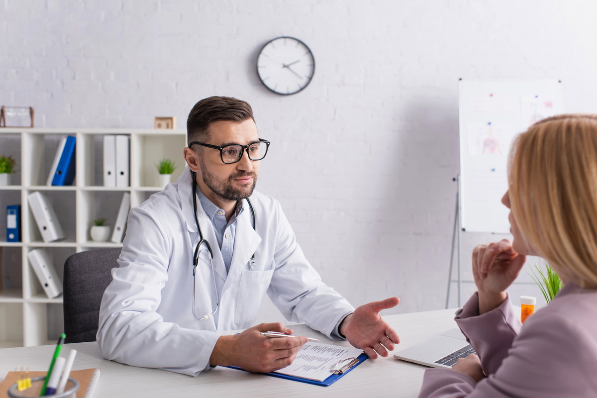 Vômito de bile: causas, sintomas e quando procurar médico